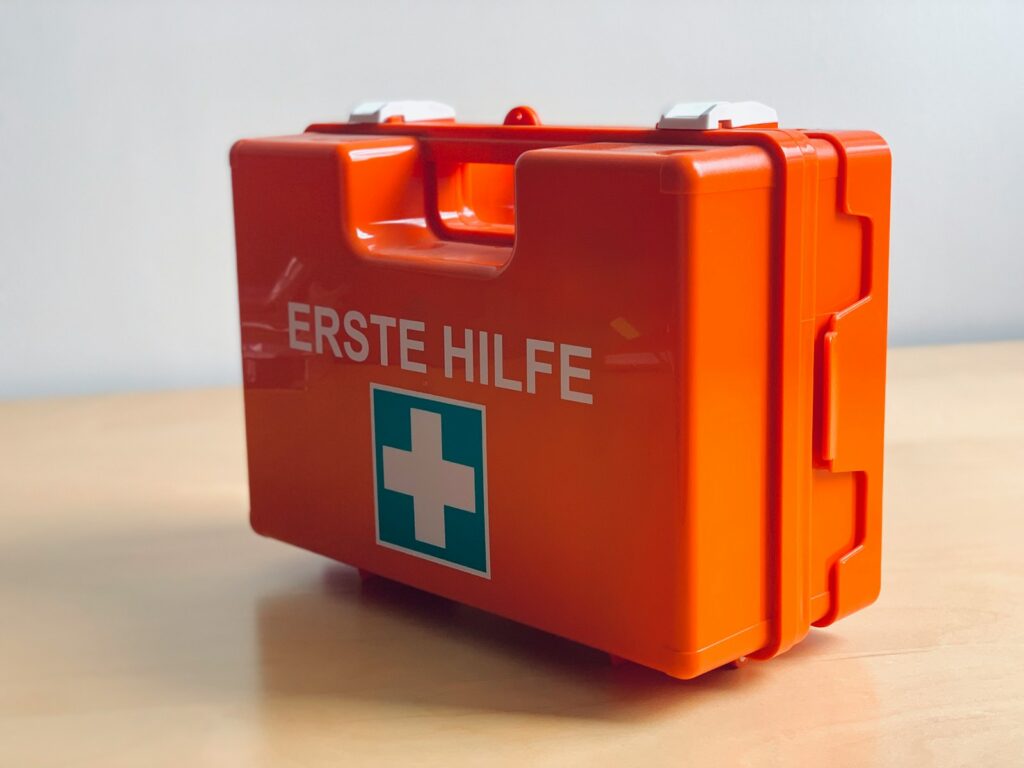 Photo by Ploegerson orange Erste Hilfe med kit
